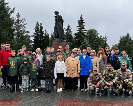 Память погибших детей почтили в Челябинской области под дождём