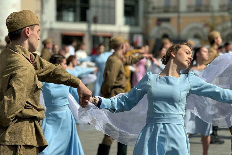 «Танцор» из Челябинска и тысячи молодых россиян исполнили «Вальс Победы»