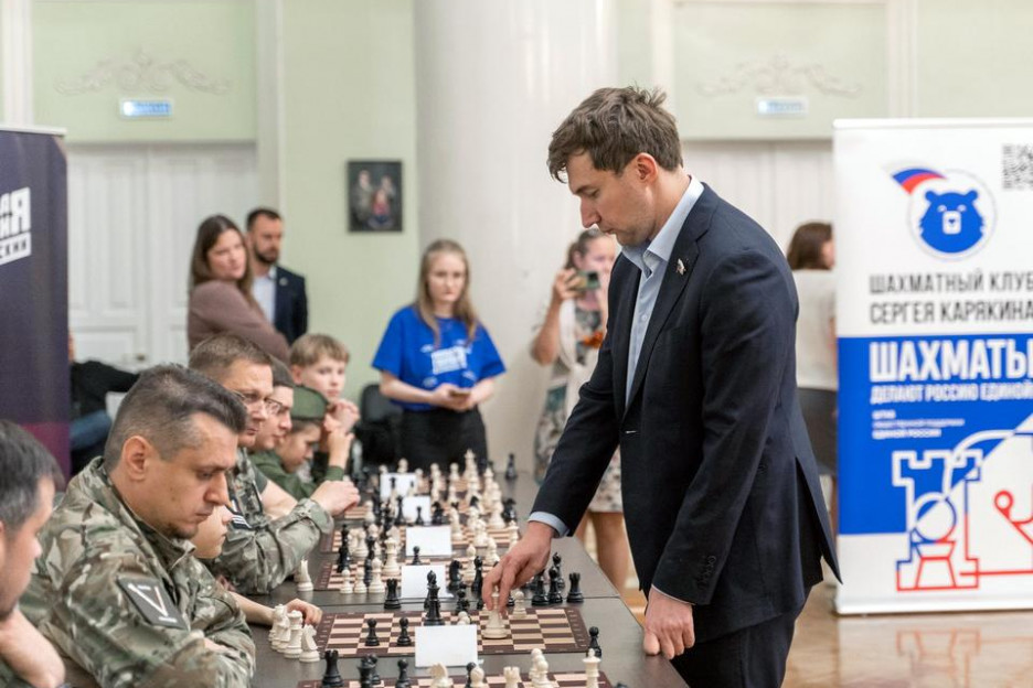 Ветераны СВО из Подмосковья сыграли в шахматы с чемпионом мира
