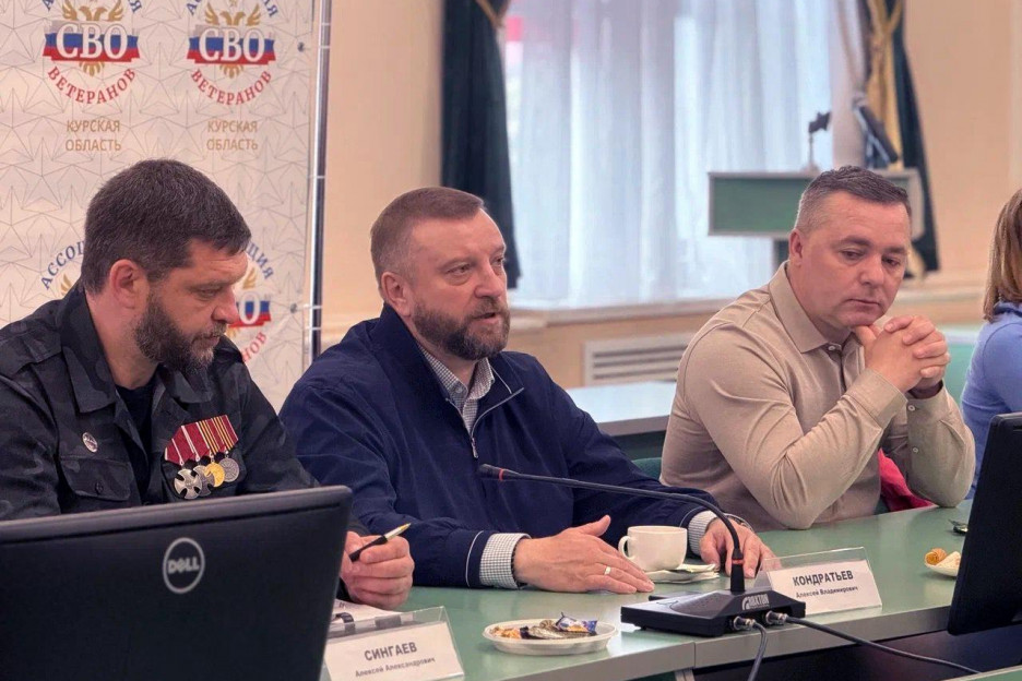 Сенатор Алексей Кондратьев встретился с курскими ветеранами СВО