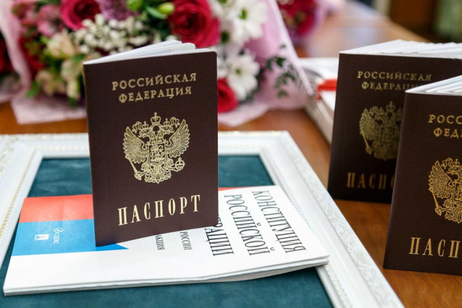 Ветеран СВО вручил паспорта участникам Движения Первых
