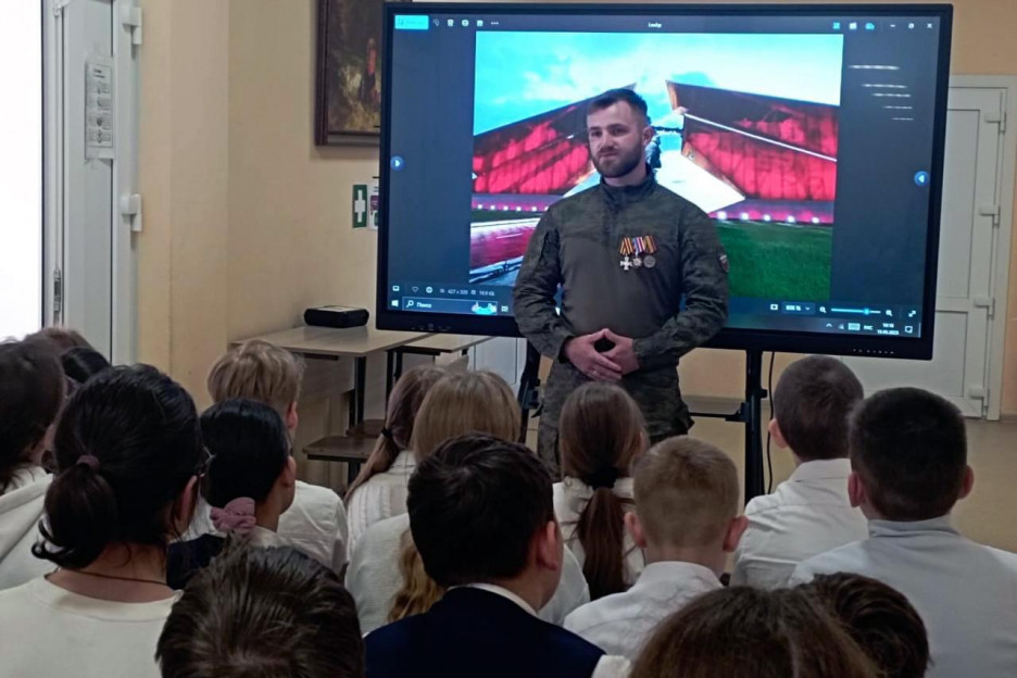 Урок мужества: ветеран СВО встретился со школьниками Курска