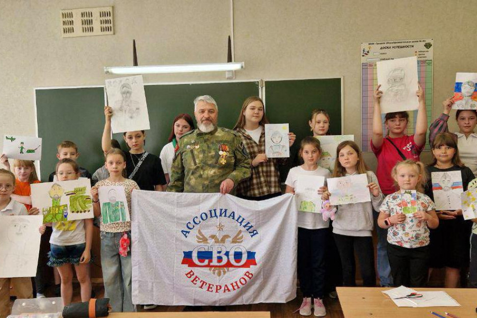 «Мы едины с армией»: встреча с ветераном СВО прошла в курском лагере