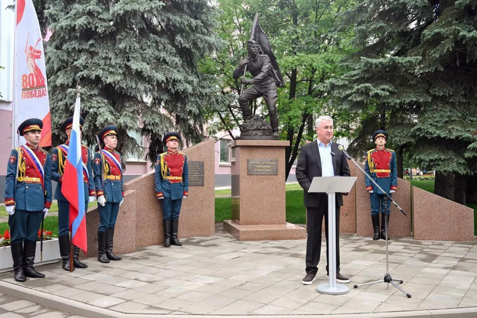 В Слободском открыли памятник герою, водрузившему красное знамя над Рейхстагом