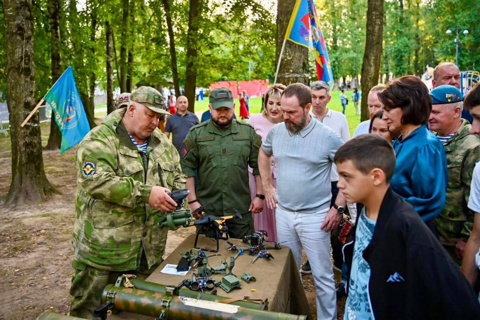 В Клину показали оружие и трофеи из зоны СВО