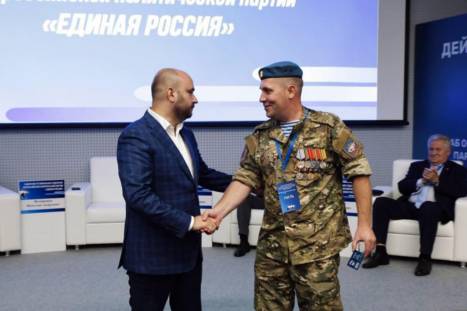 Партбилеты от губернатора: самарские ветераны СВО пополнили ряды «Единой России»