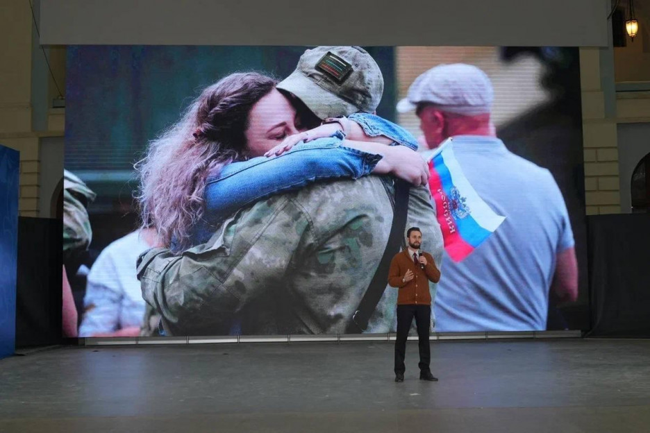 В Москве в Гостином Дворе состоялось патриотическое мероприятие «Синий платочек Победы»