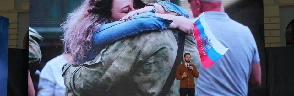 В Москве в Гостином Дворе состоялось патриотическое мероприятие «Синий платочек Победы»