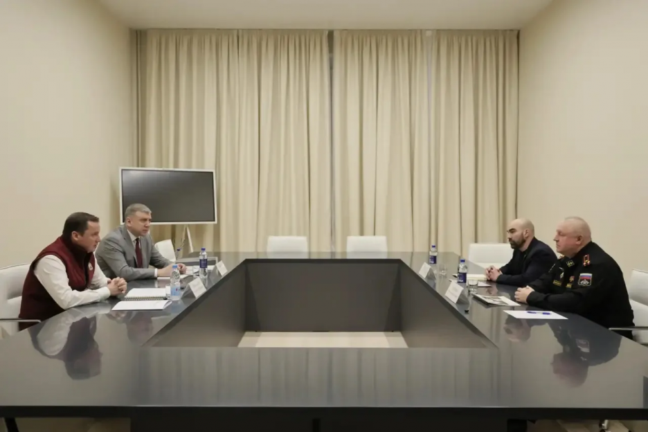Губернатор Архангельской области Александр Цыбульский встретился с председателем правления региональной Ассоциации ветеранов СВО Виталием Голышевым и исполнительным директором Владимиром Кипаевым