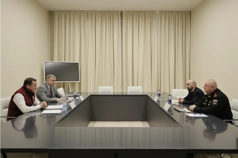 Губернатор Архангельской области Александр Цыбульский встретился с председателем правления региональной Ассоциации ветеранов СВО Виталием Голышевым и исполнительным директором Владимиром Кипаевым