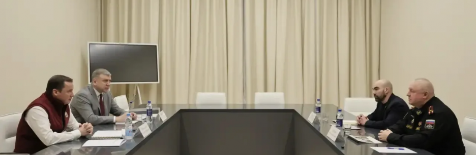 Губернатор Архангельской области Александр Цыбульский встретился с председателем правления региональной Ассоциации ветеранов СВО Виталием Голышевым и исполнительным директором Владимиром Кипаевым