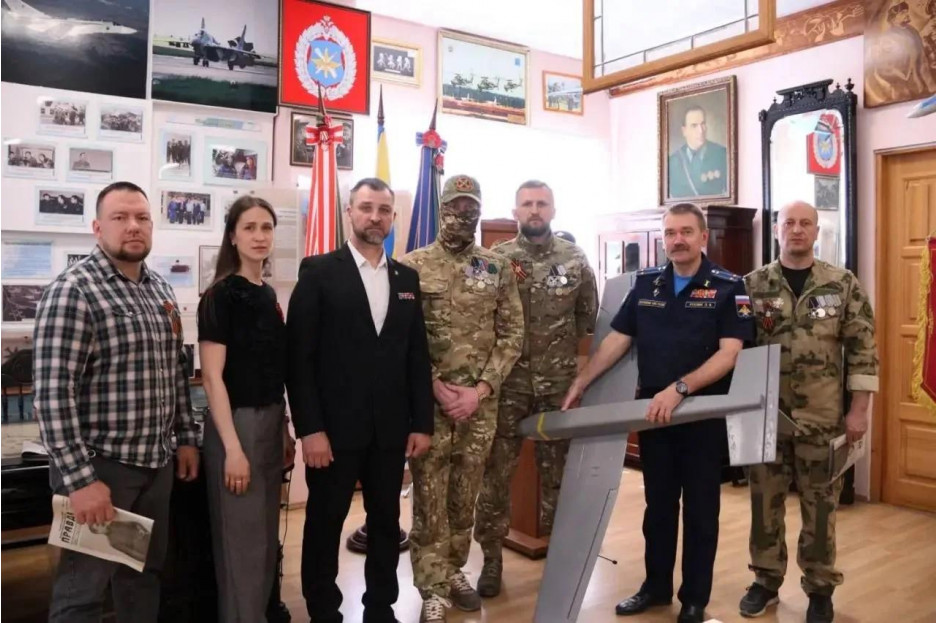 Ассоциация ветеранов СВО Липецкой области передала в музей регионального авиацентра первый БПЛА собственной разработки