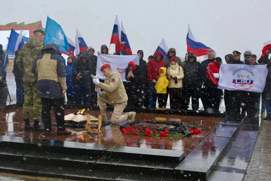 Члены Ассоциации ветеранов СВО Мурманской области приняли участие в церемонии переноса частицы Вечного огня «Алеша»