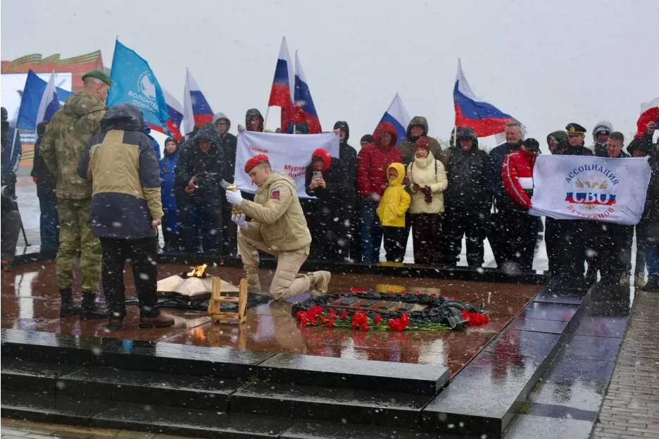 Члены Ассоциации ветеранов СВО Мурманской области приняли участие в церемонии переноса частицы Вечного огня «Алеша»