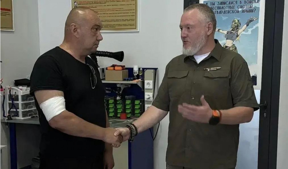 В Ассоциации ветеранов СВО Краснодарского края чествовали участника спецоперации, который первым встретил преступника в торговом центре