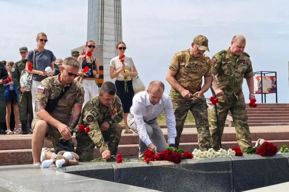 В Самаре на площади Славы прошла акция-реквием ко Дню памяти детей - жертв войны на Донбассе.