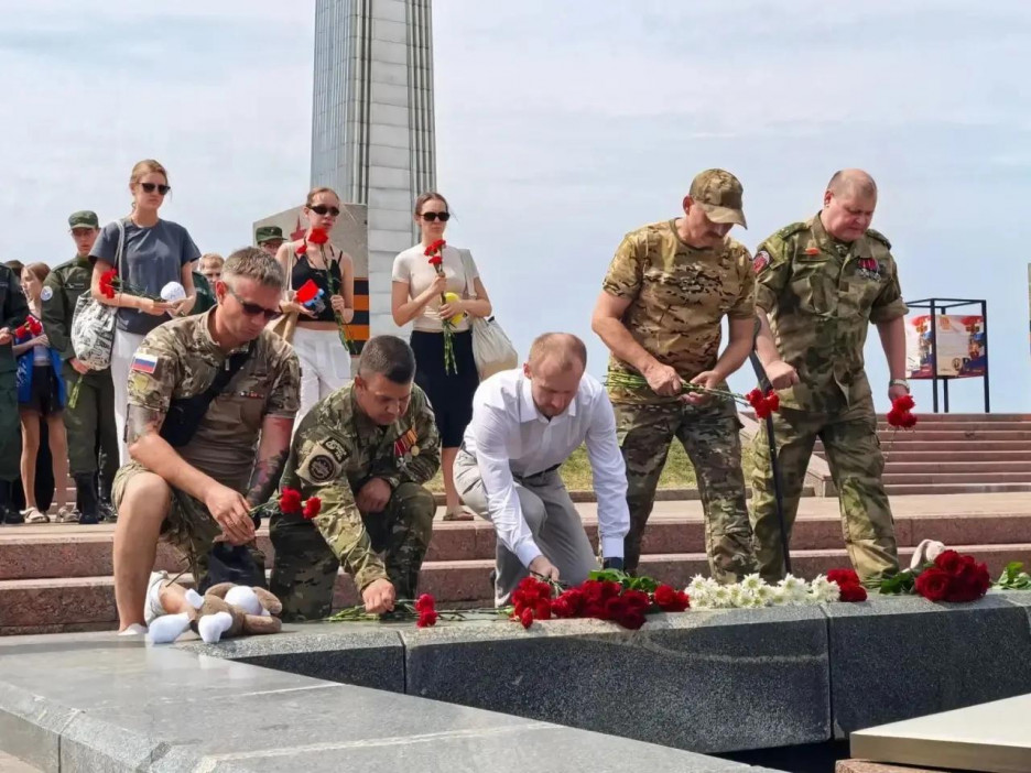 В Самаре на площади Славы прошла акция-реквием ко Дню памяти детей - жертв войны на Донбассе.