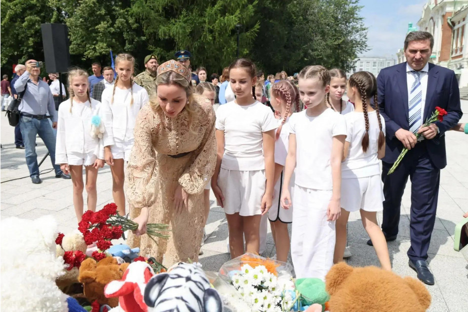 Уполномоченный при президенте РФ по правам ребенка Мария Львова-Белова приняла участие в акции памяти детей – жертв войны в Донбассе в Новосибирской области