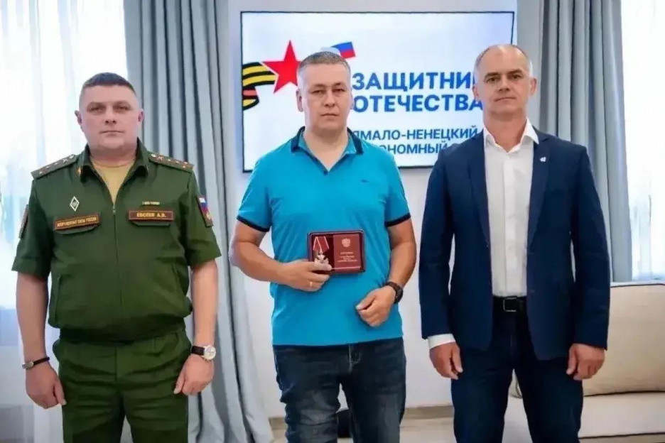 Члену Ассоциации ветеранов СВО ЯНАО Сергею Коневу вручили орден Мужества