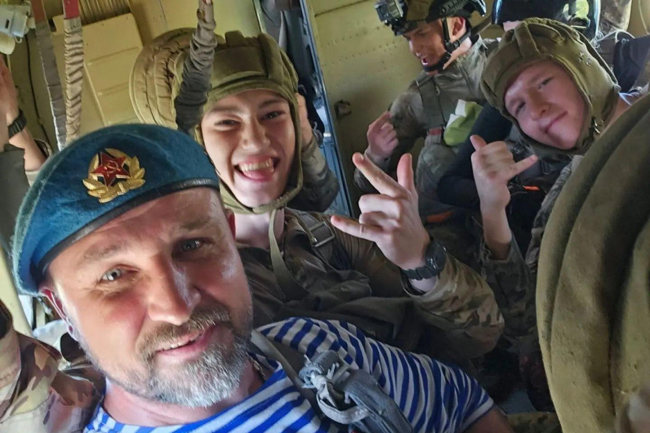 40 воспитанников «Школы патриотов» Ассоциации ветеранов СВО в Липецкой области совершили первые парашютные прыжки