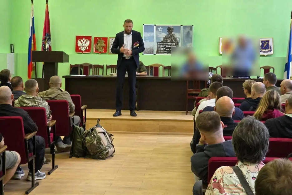 Участник Ассоциации ветеранов СВО Павел Коломацкий «Скиф» провёл встречу с добровольцами в военкомате Москвы