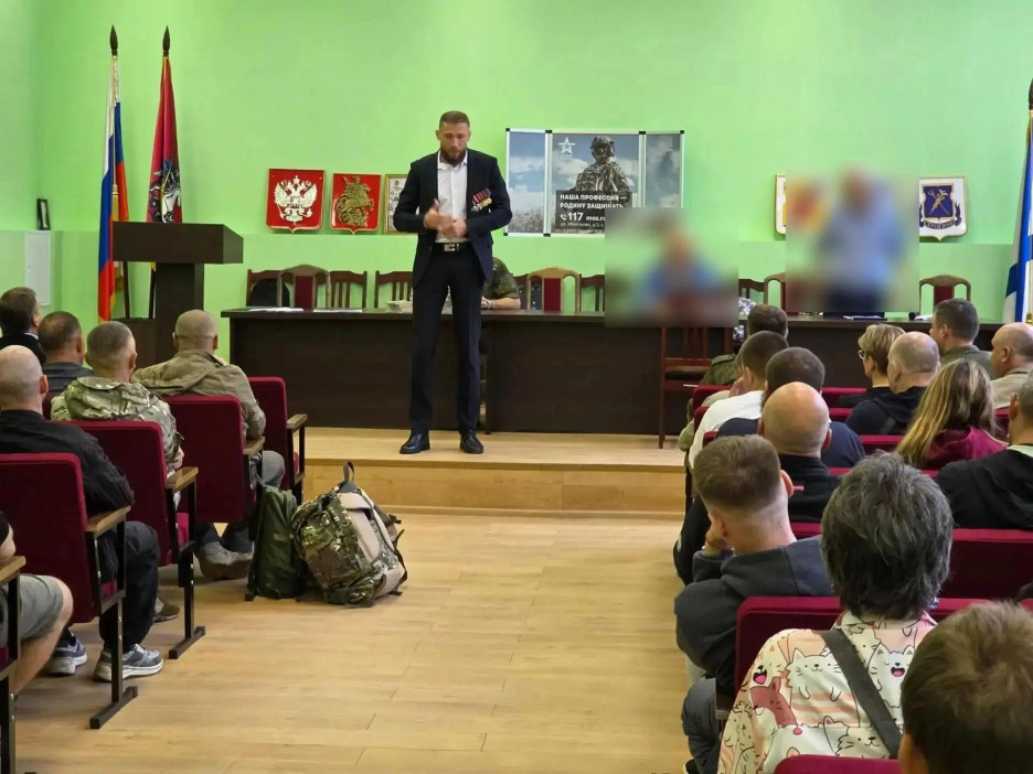 Участник Ассоциации ветеранов СВО Павел Коломацкий «Скиф» провёл встречу с добровольцами в военкомате Москвы