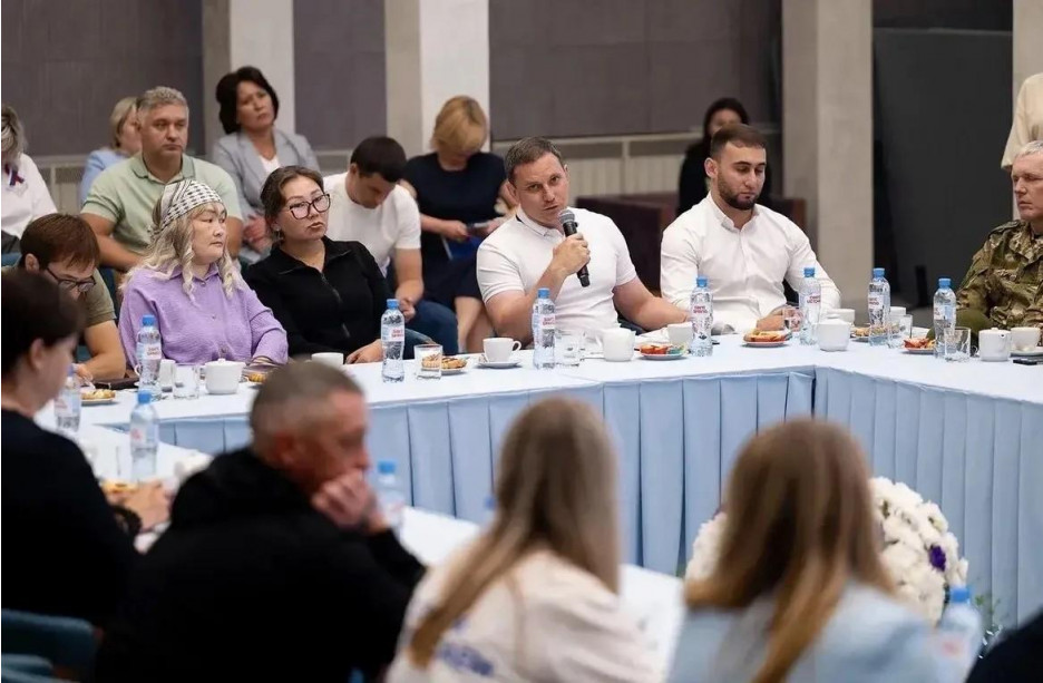 Губернатор Ямало-Ненецкого автономного округа Дмитрий Артюхов встретился с представителями региональной Ассоциации ветеранов СВО в шести муниципалитетах