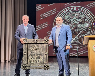 Ветераны СВО передают бойцам свой флаг и гуманитарную помощь