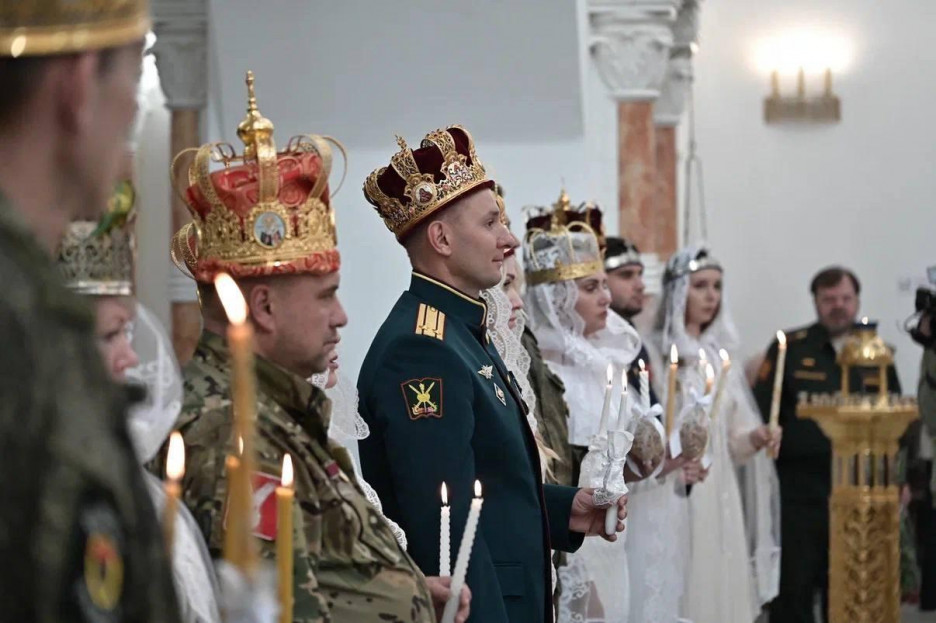 В Красногорске состоялось таинство венчания для семи пар: боевых товарищей из Ассоциации ветеранов СВО Московской области и их супруг