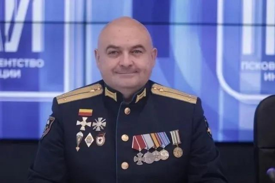 Участник Ассоциации ветеранов СВО Псковской области Валерий Хруцкий помогает детям выйти на сцену