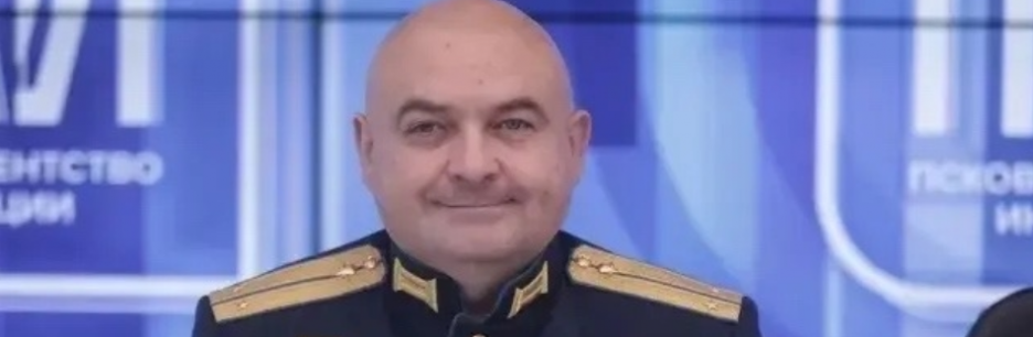 Участник Ассоциации ветеранов СВО Псковской области Валерий Хруцкий помогает детям выйти на сцену