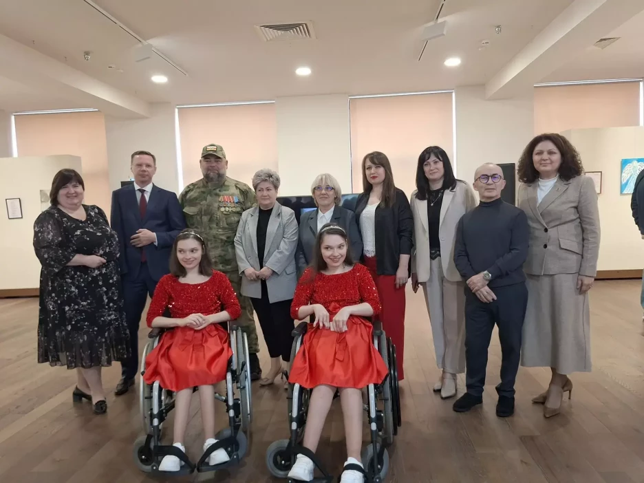 Во Владикавказе открылась выставка «Творчество без границ. Две вселенные — одна история» в рамках межрегиональной социально-патриотической акции «Особые люди для особенных детей», которую реализуют Ассоциация ветеранов СВО Республики Северная Осетия-Алания и партнеры