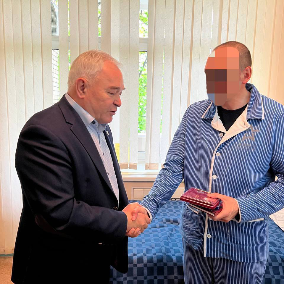 Сергей Макаров вручил военнослужащим общественные медали Ассоциации ветеранов СВО За участие в специальной военной операции