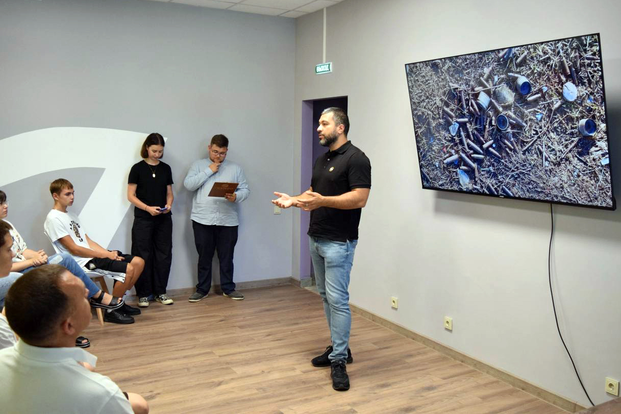 Председатель Ассоциации ветеранов СВО Курской области Дмитрий Гулиев на открытии фотовыставки «Курская битва 2.0»