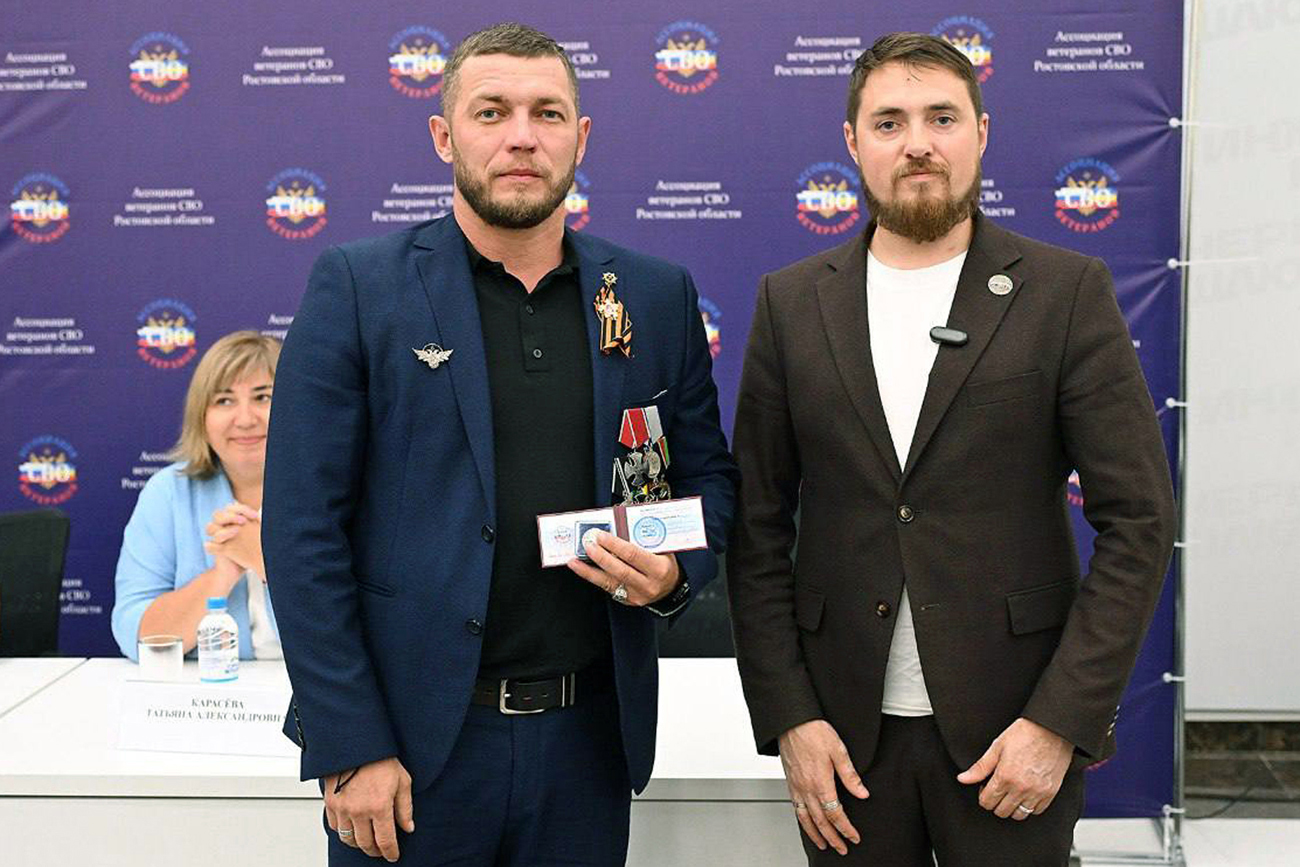 Новым членам Ассоциации ветеранов СВО Ростовской области вручили удостоверения