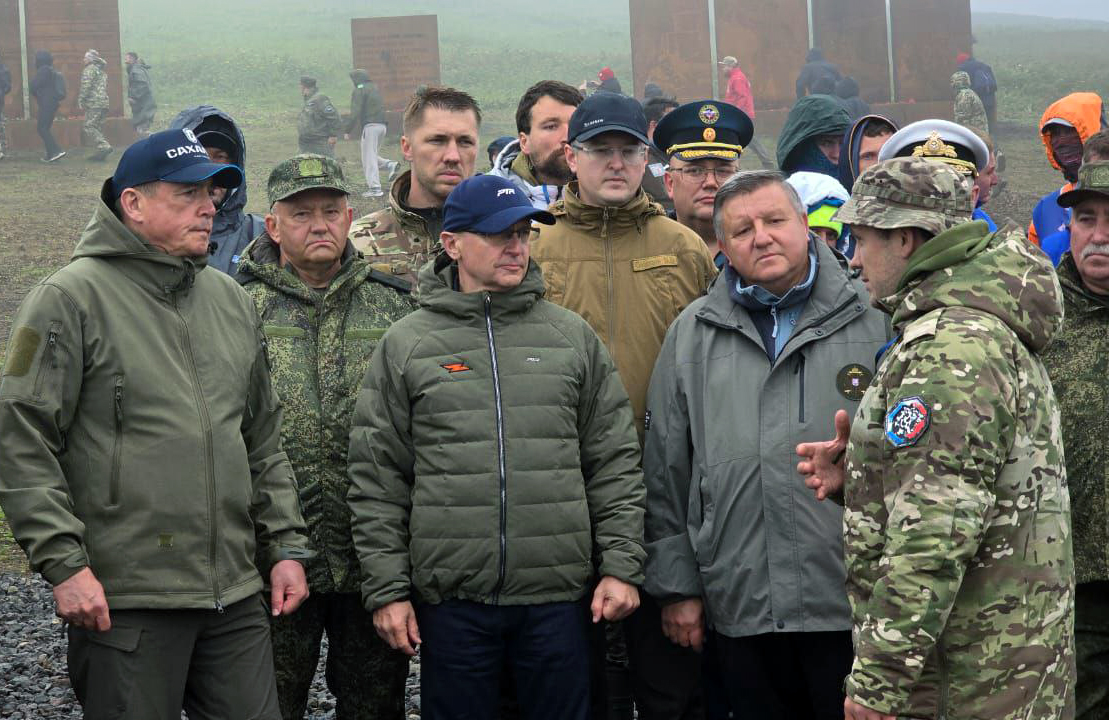 В памятных мероприятиях приняли участие первый заместитель руководителя Администрации Президента Сергей Кириенко, губернаторы Сахалинской области и Камчатского края, представители Минобороны, Ассоциации ветеранов СВО и поисковых объединений