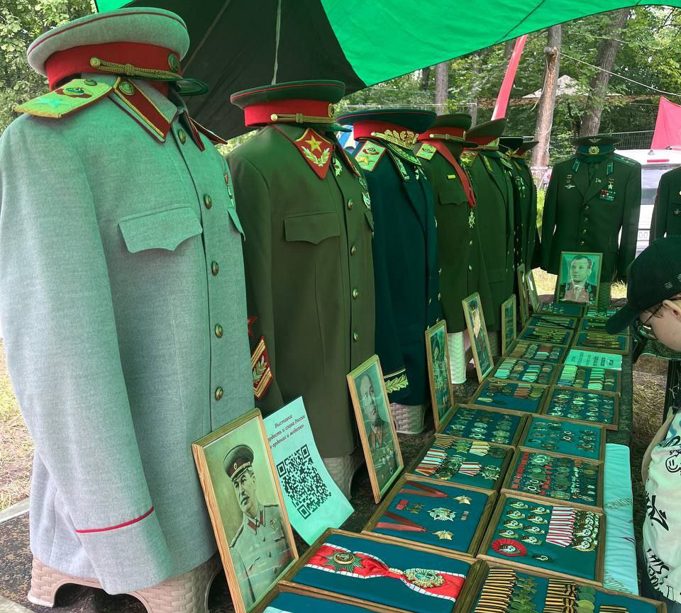 Выставка современной экипировки, парадной формы разных лет и боевых наград