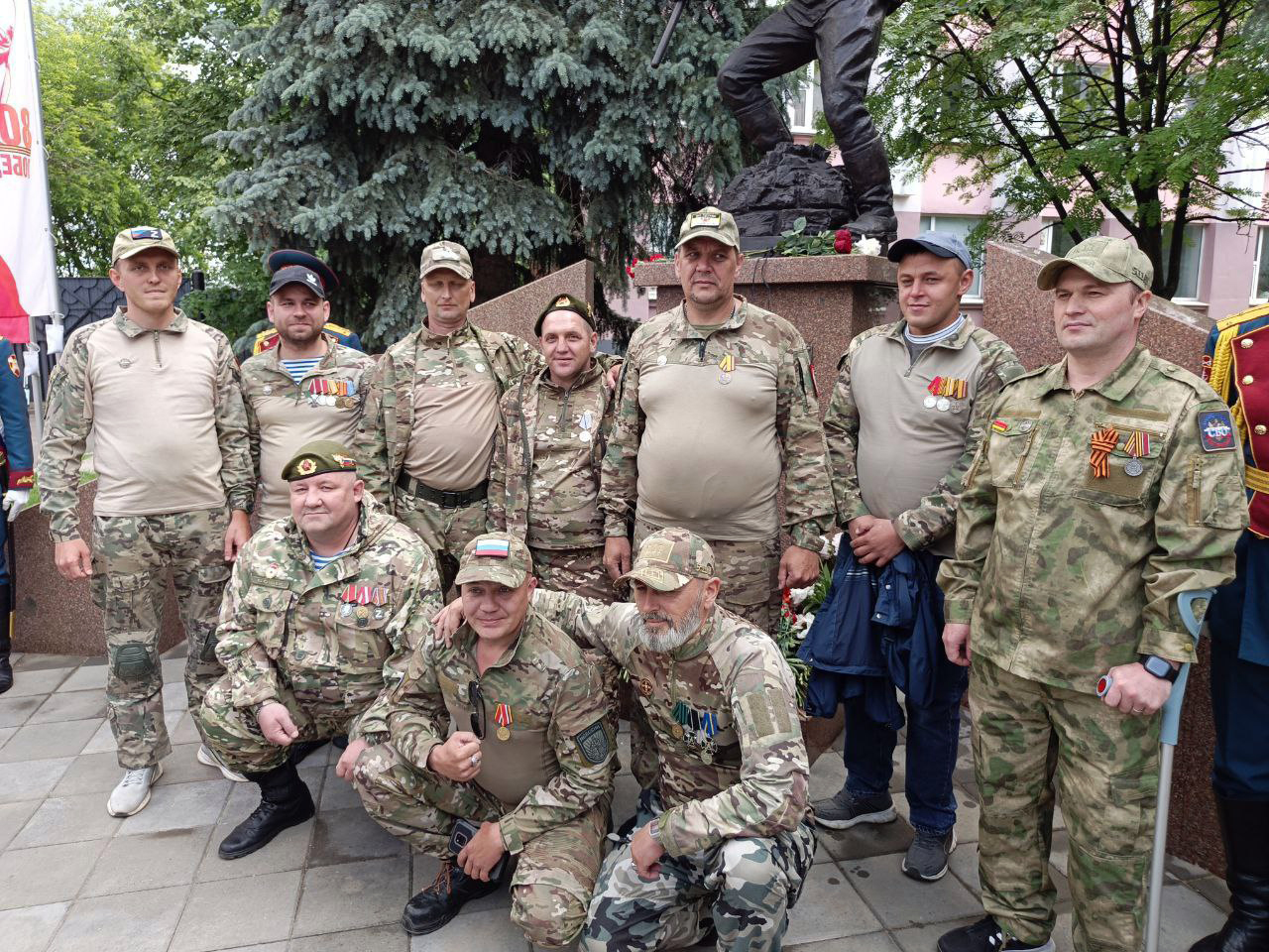 В городе Слободском Кировской области установили памятник Григорию Булатову, водрузившему красное знамя над Рейхстагом