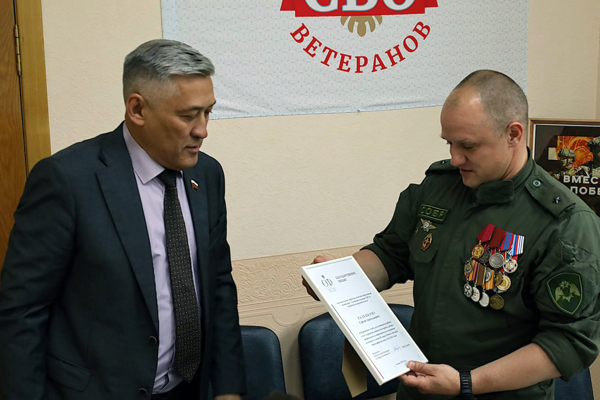 Юрий Валяев вручил Сергею Радецкому благодарность Совета Федерации