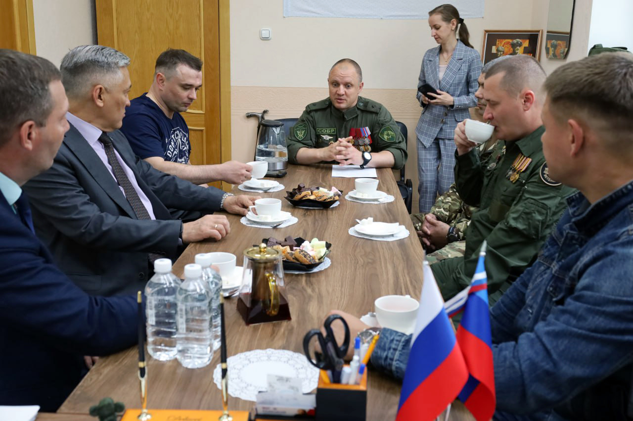 Встреча сенатора РФ Юрия Валяева с руководством Ассоциации ветеранов СВО по Еврейской автономной области