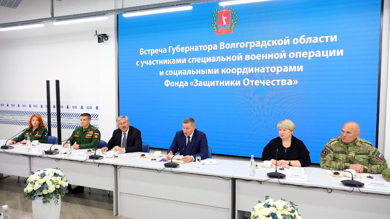 Губернатор Волгоградской области Андрей Бочаров передал автомобили с ручным управлением ветеранам СВО