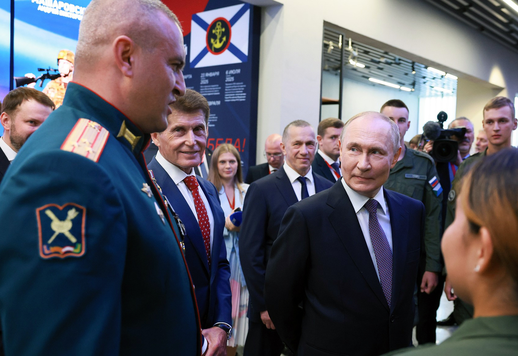 Президент России Владимир Путин посетил музей 155-й отдельной гвардейской бригады морской пехоты Тихоокеанского флота